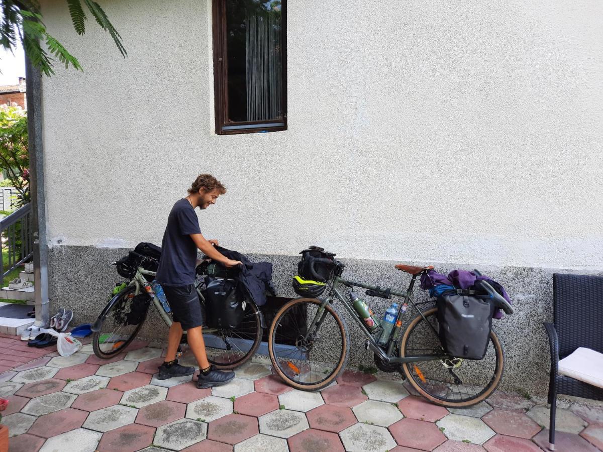 Bus Station Hostel Peja Kültér fotó