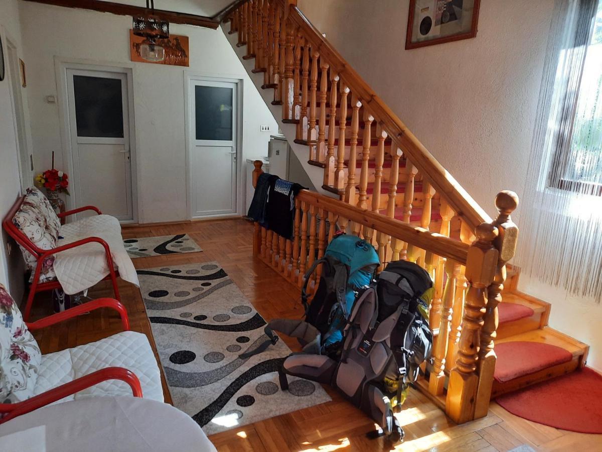 Bus Station Hostel Peja Kültér fotó