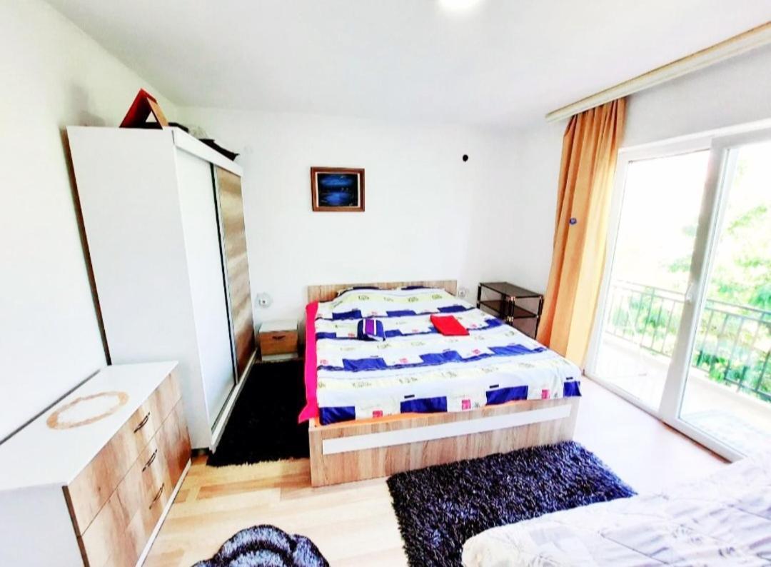 Bus Station Hostel Peja Kültér fotó